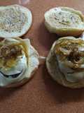 Hamburguesas de potro con crema de boletus y cebolla caramelizada