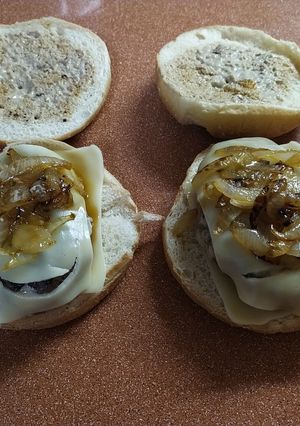 Una foto de Hamburguesas de potro con crema de boletus y cebolla caramelizada