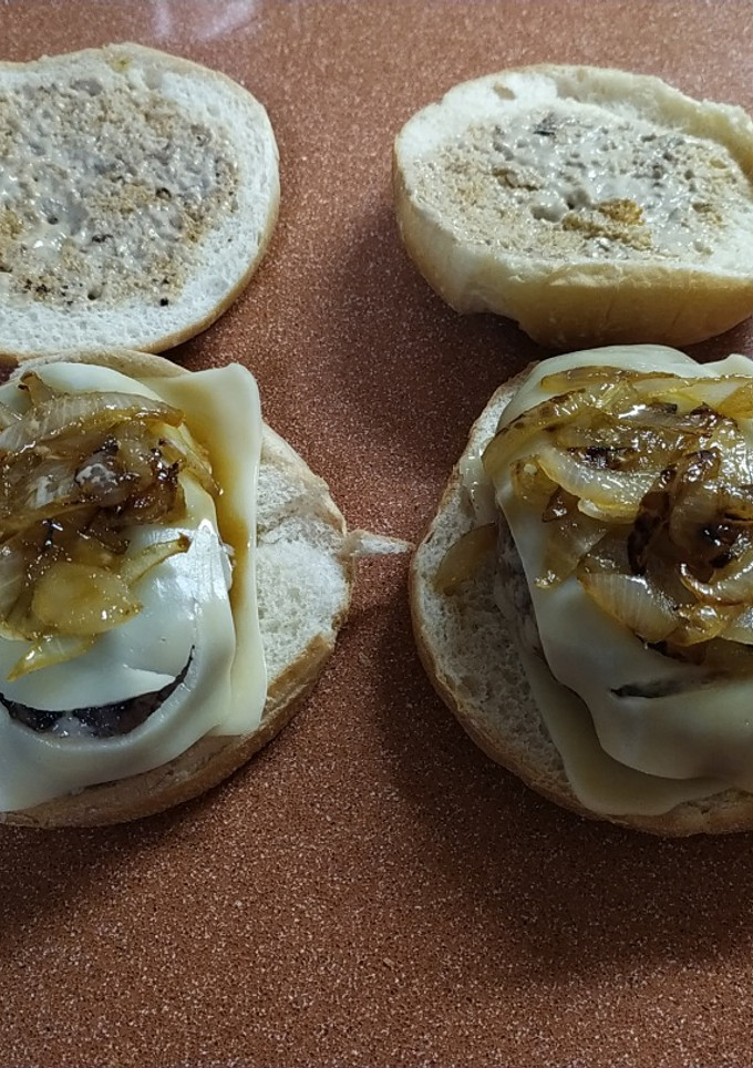 Una foto de Hamburguesas de potro con crema de boletus y cebolla caramelizada