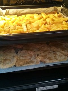 Sütőben sült rántott karaj, sült krumplival recept fotója