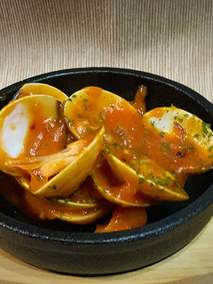 Una foto de Almejas en salsa de tomate