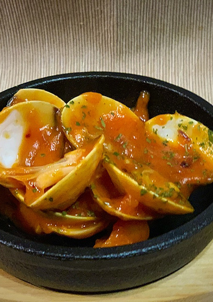 Una foto de Almejas en salsa de tomate