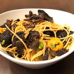 A picture of Un-Fried spaghetti with black fungus (ear mushrooms).