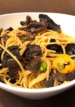 A picture of Un-Fried spaghetti with black fungus (ear mushrooms).