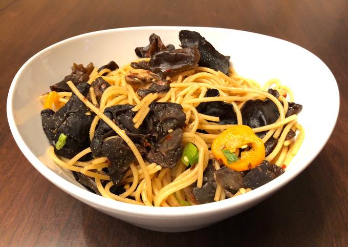 Un-Fried spaghetti with black fungus (ear mushrooms)