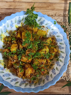 તલ નુ બટાકા નુ શાક (Til Bataka Shak Recipe In Gujarati) રેસીપી મુખ્ય ફોટો