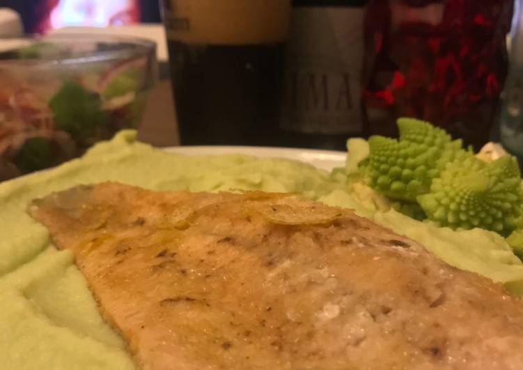Trota salmonata su purè di broccolo romano e patata