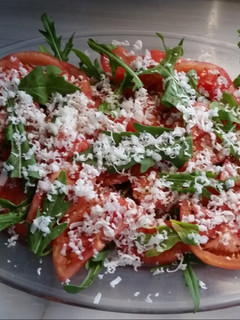 Una foto de Ensalada de Tomate, Rúcula y Queso fresco