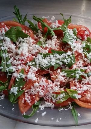 Una foto de Ensalada de Tomate, Rúcula y Queso fresco