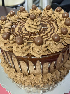 Una foto de Torta de Bizcocho, Mousse y Ganache de Chocolate