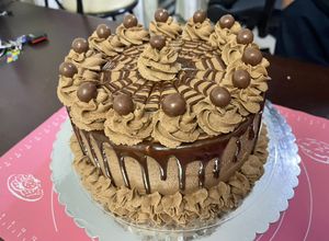 Una foto de Torta de Bizcocho, Mousse y Ganache de Chocolate