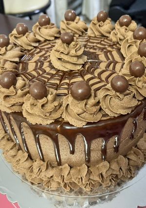 Una foto de Torta de Bizcocho, Mousse y Ganache de Chocolate