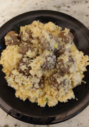 Una foto de Albondiguitas con arroz de coliflor
