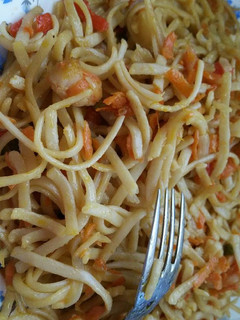 Una foto de Tallarines con gambas estilo chino