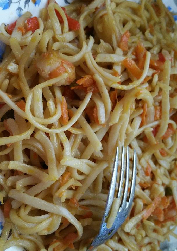 Una foto de Tallarines con gambas estilo chino