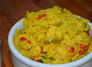 Una foto de Pollo con arroz y cúrcuma