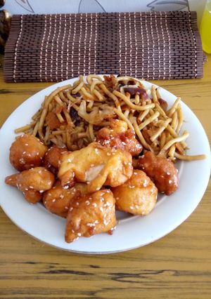 Kínai pirított tészta, szezámmagos csirkegolyókkal recept fotója