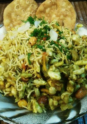 A picture of Kachori Bhel Puri.