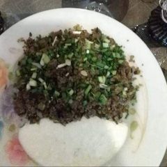 A picture of Bajrey ki Roti with hara lehsan and baigan bhurta.