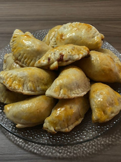 Una foto de Empanaditas de jamón y queso