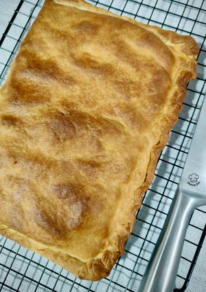 Una foto de Empanada de Codillo con Cebolla y Scamorza Ahumada