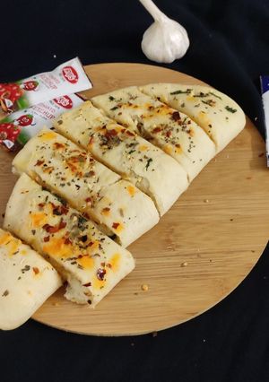 A picture of Cheese stuffed garlic bread (Domino's style).