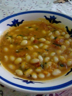 Una foto de Porotos granados con zapallo, longaniza y albahaca