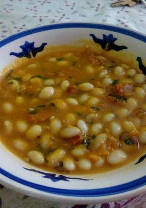 Una foto de Porotos granados con zapallo, longaniza y albahaca