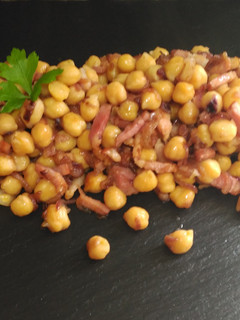 Una foto de Garbanzos con Bacon y Cebolla
