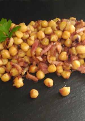 Una foto de Garbanzos con Bacon y Cebolla