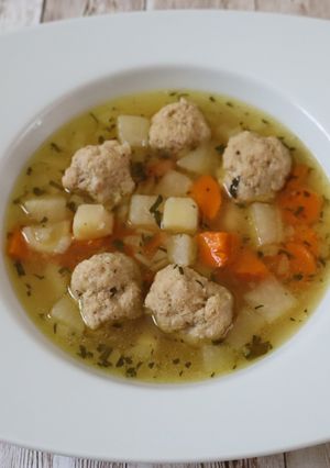 Tárkonyos karalábéleves húsgombóccal recept fotója