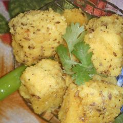 A picture of Chilli and spicy dhokla.