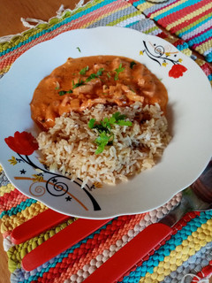 Una foto de Strogonof de pollo con arroz integral 🍚