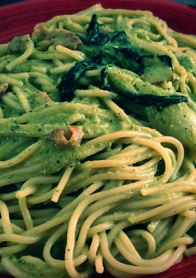 Una foto de Spaghetti en salsa de poblano, con espinaca