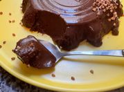 Une photo de flan au cacao