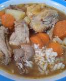 Caldo de menudencias de pollos en olla de presión