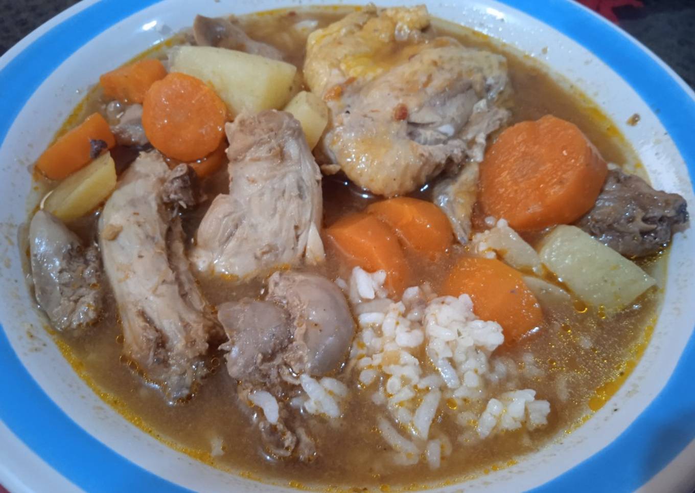 Caldo de menudencias de pollos en olla de presión