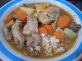 Caldo de menudencias de pollos en olla de presión