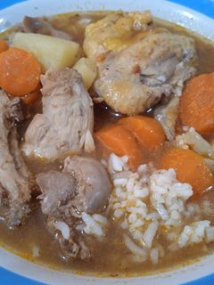 Una foto de Caldo de menudencias de pollos en olla de presión
