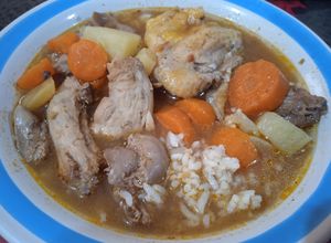Una foto de Caldo de menudencias de pollos en olla de presión