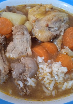 Una foto de Caldo de menudencias de pollos en olla de presión
