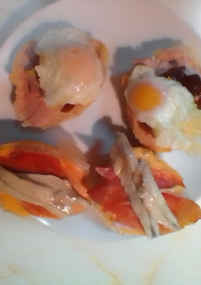 Una foto de Tostas de salmorejo