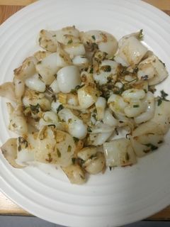 Una foto de 🦑Sepia a la plancha con salsa Mery🌿