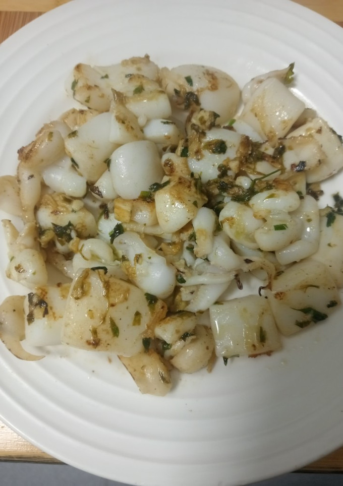 Una foto de 🦑Sepia a la plancha con salsa Mery🌿