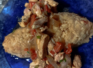 Una foto de Tacu tacu de frejoles con pollo saltado