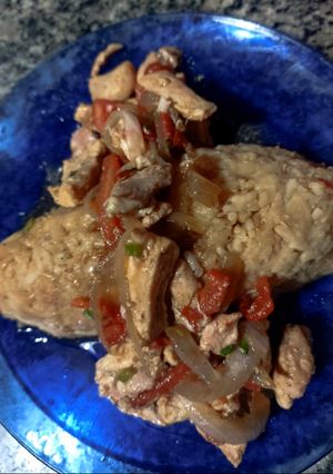 Una foto de Tacu tacu de frejoles con pollo saltado