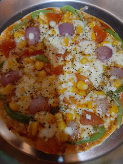 पिज़्ज़ा (pizza recipe in Hindi) रेसिपी मुख्य फोटो