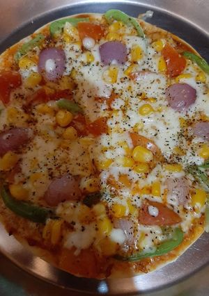 पिज़्ज़ा (pizza recipe in Hindi) रेसिपी मुख्य फोटो