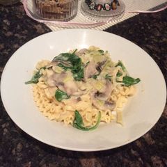 A picture of Creamy spinach and mushroom fettuccine.