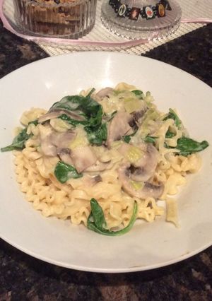 A picture of Creamy spinach and mushroom fettuccine.
